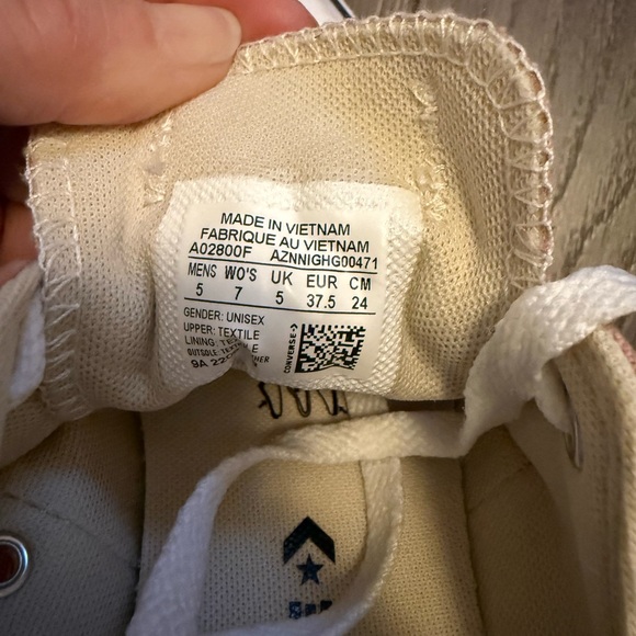 Lightly used Converse Allstars. Womens size 7. - Picture 7 of 7